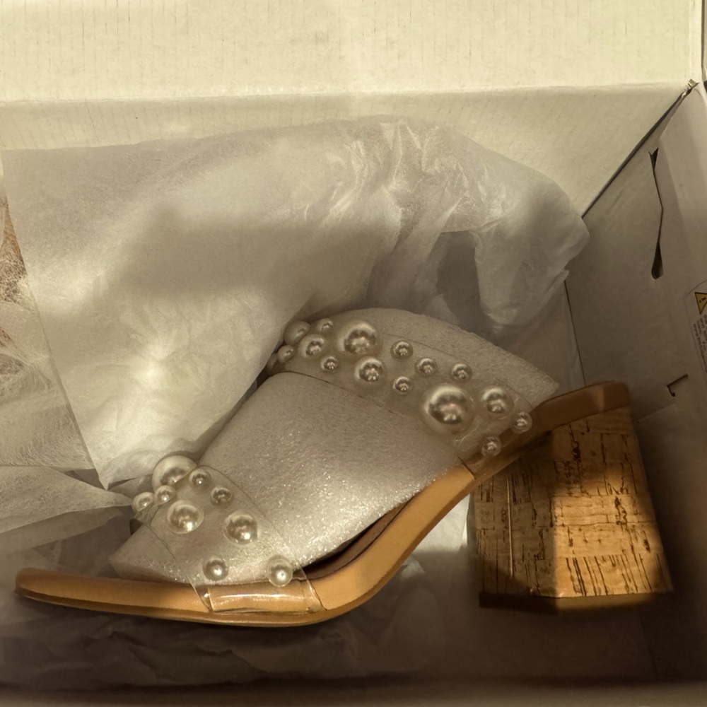 New in box Hey Girl by Corkys “Divine” Clear pearls size 8